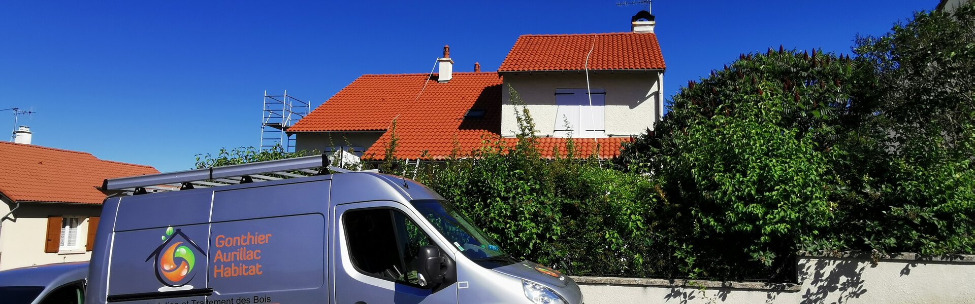 Nettoyage et hydrofugation de toiture avec Gonthier Aurillac Habitat 